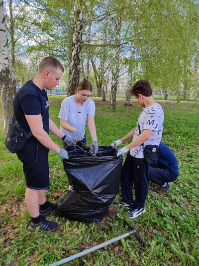 Уборка молодёжного сквера
